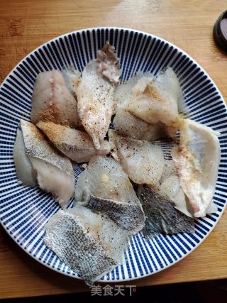 炸鲈鱼片的做法步骤：5