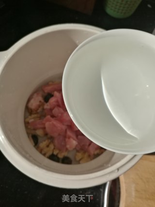 核桃炖瘦肉的做法步骤：6