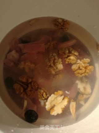 核桃炖瘦肉的做法步骤：7