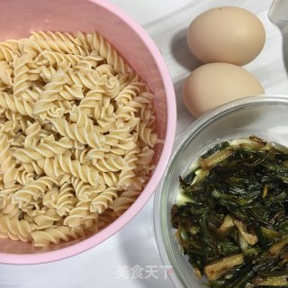 香葱鸡蛋炒螺旋面的做法步骤：1