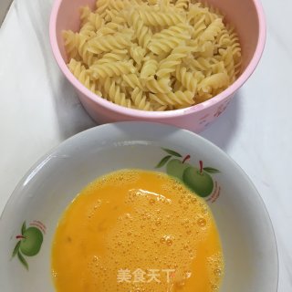 香葱鸡蛋炒螺旋面的做法步骤：2