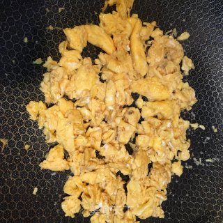 香葱鸡蛋炒螺旋面的做法步骤：3
