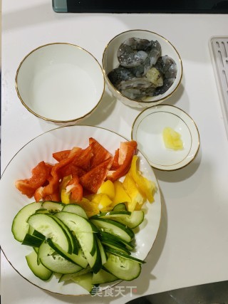 彩椒黄瓜炒虾仁的做法步骤：1