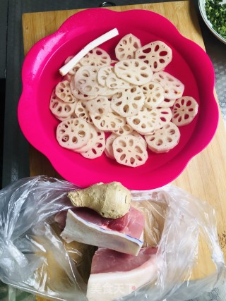 莲菜大肉水饺的做法步骤：1