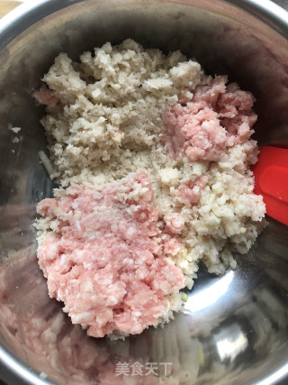 莲菜大肉水饺的做法步骤：2