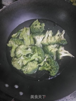 西兰花双菇炒虾仁的做法步骤：2