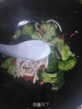 西兰花双菇炒虾仁的做法步骤：7