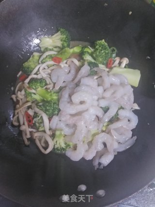 西兰花双菇炒虾仁的做法步骤：8