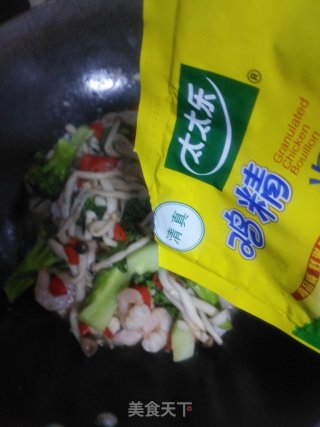 西兰花双菇炒虾仁的做法步骤：9