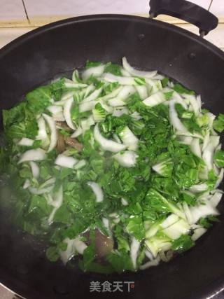 蛋卷青菜煮面的做法步骤：1
