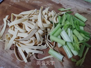 麻辣豆皮的做法步骤：1