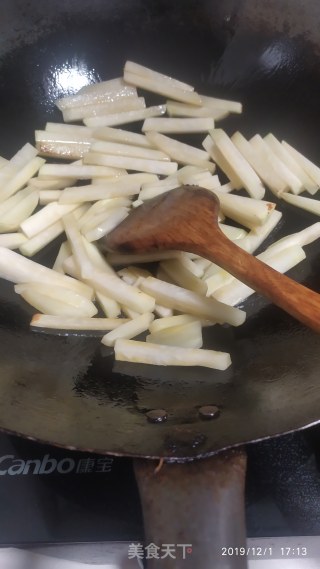虾胶炒头菜的做法步骤：2
