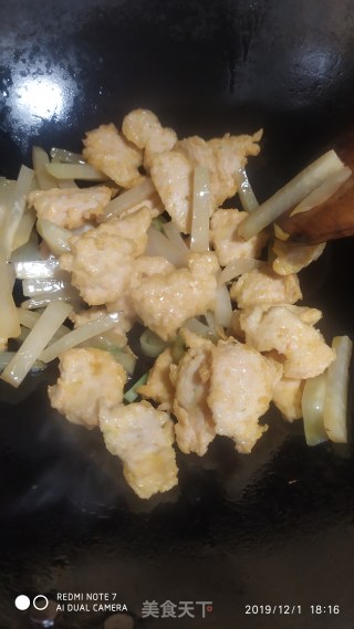 虾胶炒头菜的做法步骤：4