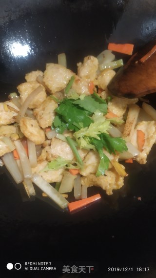 虾胶炒头菜的做法步骤：5