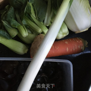 小木耳炒时蔬的做法步骤：1