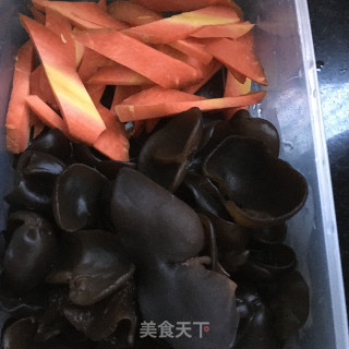 小木耳炒时蔬的做法步骤：2