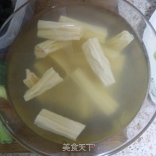 腐竹拌木耳的做法步骤：1