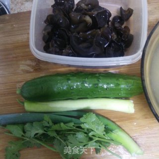 腐竹拌木耳的做法步骤：3