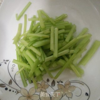 杏鲍菇炒芹菜的做法步骤：1