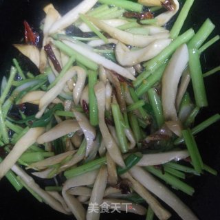 杏鲍菇炒芹菜的做法步骤：7