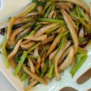 杏鲍菇炒芹菜的做法步骤：8