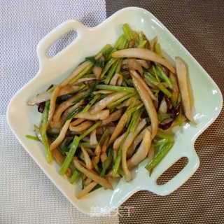 杏鲍菇炒芹菜的做法步骤：9