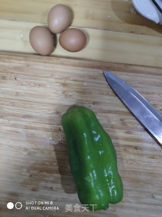 快手小炒 青椒炒鸡蛋的做法步骤：1