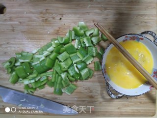快手小炒 青椒炒鸡蛋的做法步骤：2