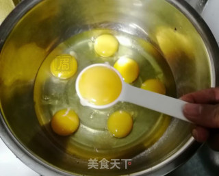 小米戚风的做法步骤：4