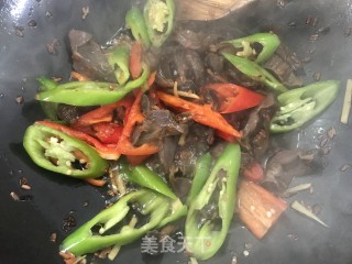 青椒炒鸡珍的做法步骤：6