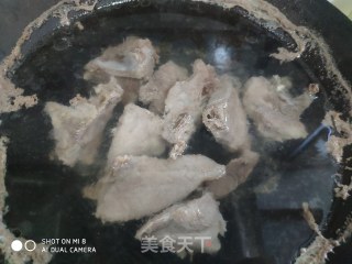 冬日暖汤  猪骨头炖酸菜的做法步骤：1