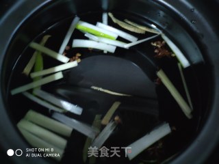 冬日暖汤  猪骨头炖酸菜的做法步骤：2