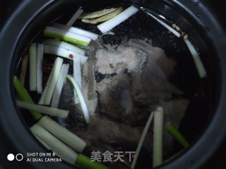 冬日暖汤  猪骨头炖酸菜的做法步骤：3