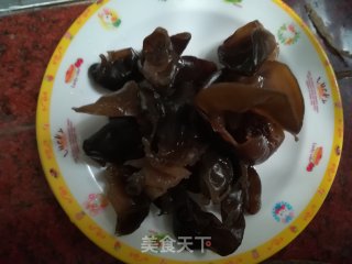 快手小炒木耳炒芥蓝笋的做法步骤：1