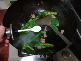 快手小炒木耳炒芥蓝笋的做法步骤：10