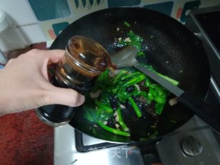 快手小炒木耳炒芥蓝笋的做法步骤：11