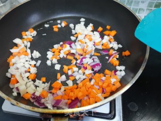 剩饭鸡蛋饼的做法步骤：4
