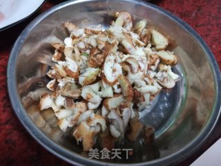 快手小炒沙姜炒鱿鱼的做法步骤：1