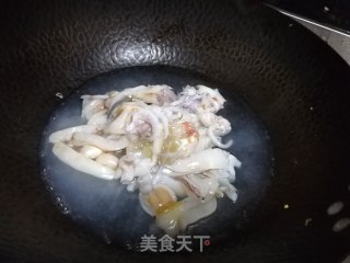 快手小炒沙姜炒鱿鱼的做法步骤：2