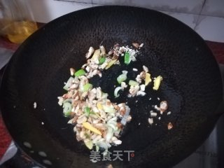 快手小炒沙姜炒鱿鱼的做法步骤：5