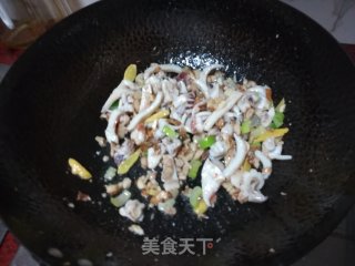 快手小炒沙姜炒鱿鱼的做法步骤：6