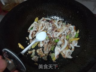 快手小炒沙姜炒鱿鱼的做法步骤：7