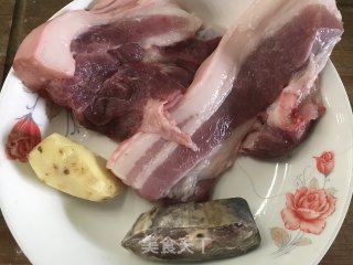 咸鱼蒸腩肉的做法步骤：1