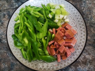 尖椒红肠炒鸡蛋  #的做法步骤：3