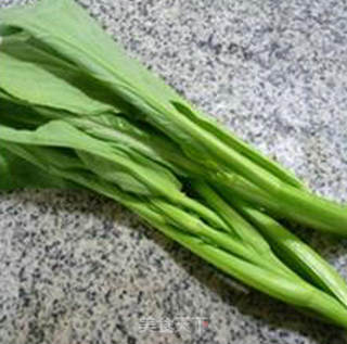 油菜蕻玉米热狗肠炒年糕的做法步骤：3