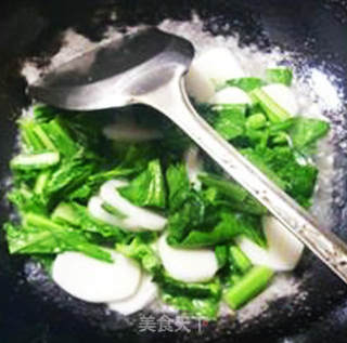 油菜蕻玉米热狗肠炒年糕的做法步骤：9