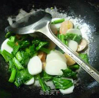 油菜蕻玉米热狗肠炒年糕的做法步骤：11