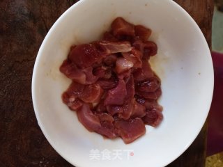 油豆腐焖肉的做法步骤：1