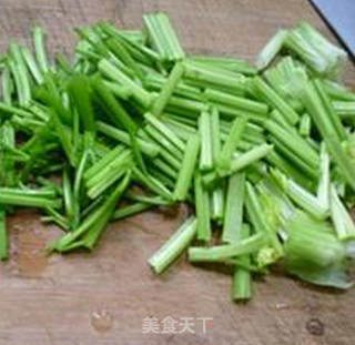 芹菜炒荸荠的做法步骤：4