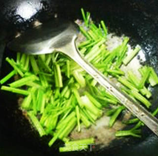 芹菜炒荸荠的做法步骤：6